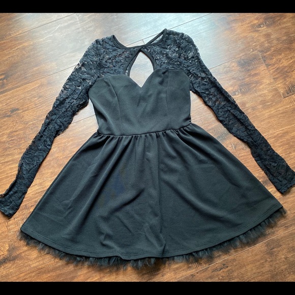 Forever 21 Dresses & Skirts - Long laced sleeve black dress